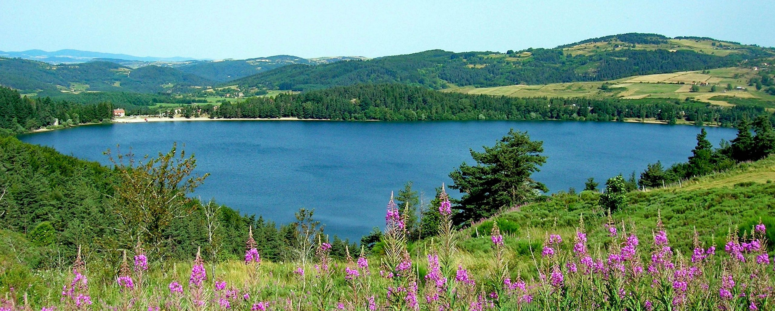 Le lac d’Issarlès et la vallée de la Loire