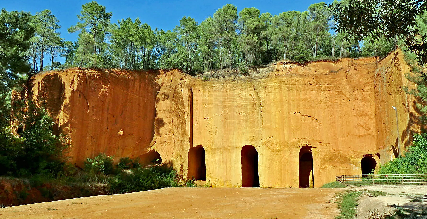 Gordes, le synclinal d’Apt et les ocres de Roussillon