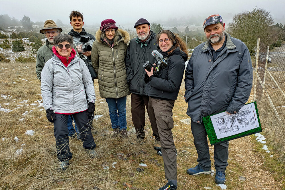 Michel Gazagne, Anne Laroche, Peggy Pons, Claude Pons et Laurent Massé (de gauche à droite) devant le gouffre de l’Aven Armand avec la réalisatrice Betty Yamanjian et son assistant Romain Pulido.
